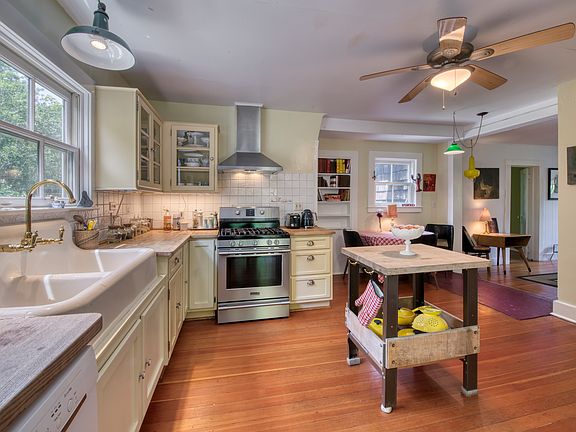 5th image of 733 Herricks Ln
