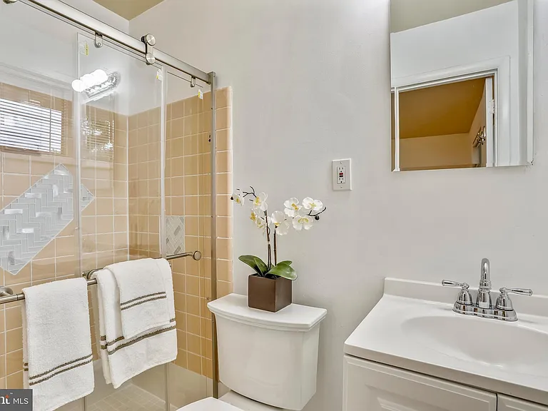 6048 Rossmore Dr — Photo 10