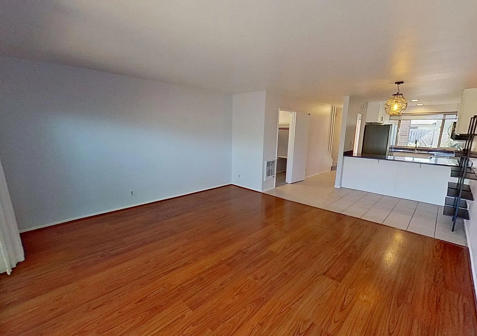 Spacious downtown 2-bedroom/ 1.5-bathroom Condo Available Now — Photo 1