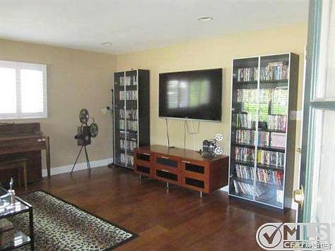 3rd image of 24118 Vanowen St