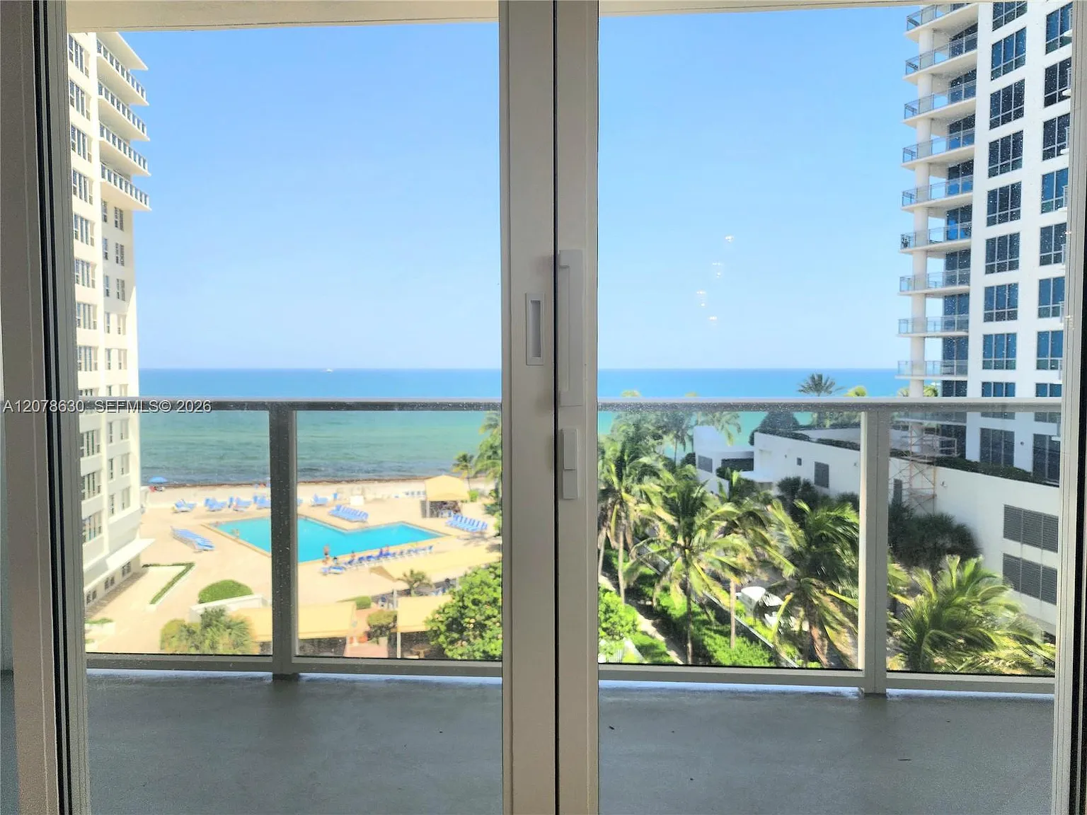 Alexander Towers Condo — Photo 2