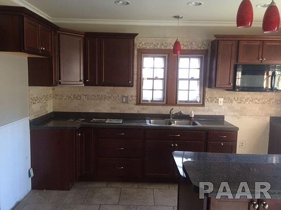 3rd image of 828 W Meadows Pl