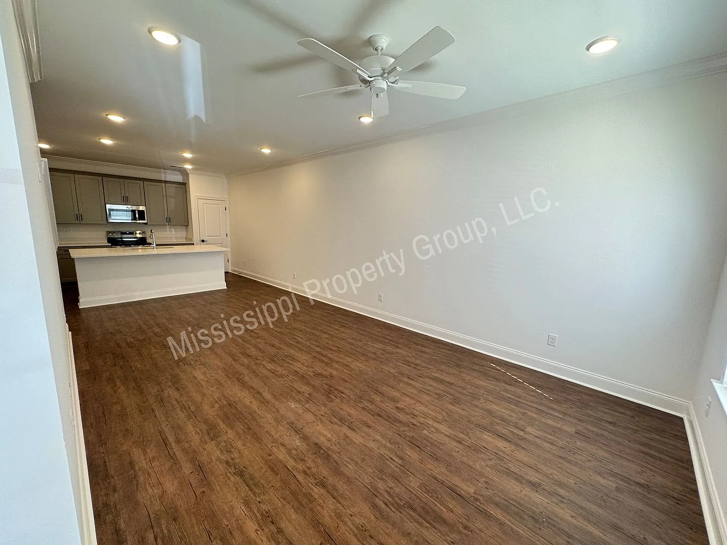3BR/3.5BA Stand Alone House in South Grove — Photo 3