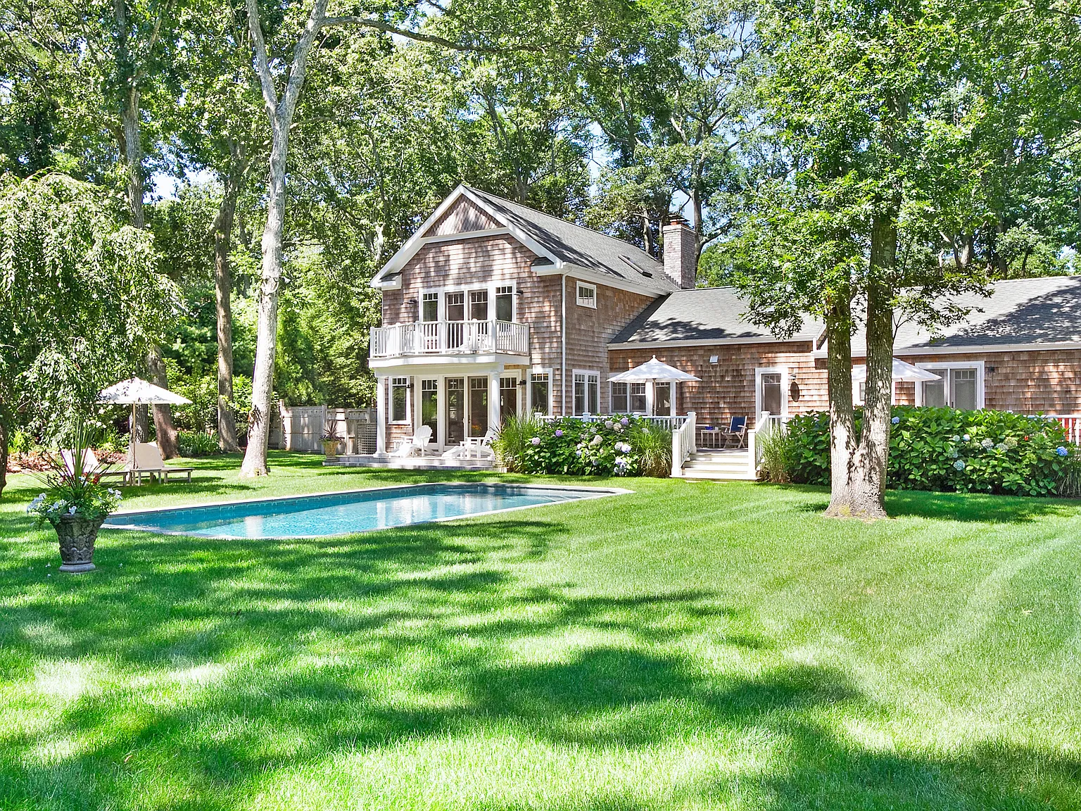 Beautiful Sag Harbor House, Pool, Peloton and Dreamy Garden — Photo 4