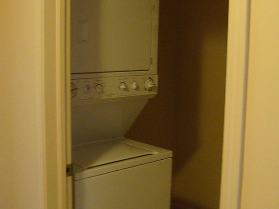 4th image of 925 N Lincoln St APT 8F