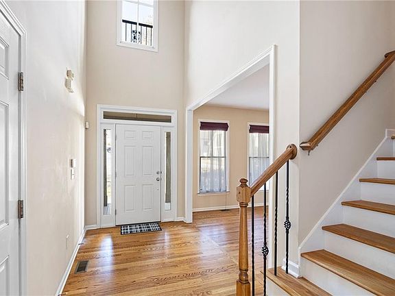 5th image of 334 Maple View Ct