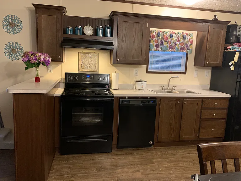 2160 Powell Ln — Photo 5
