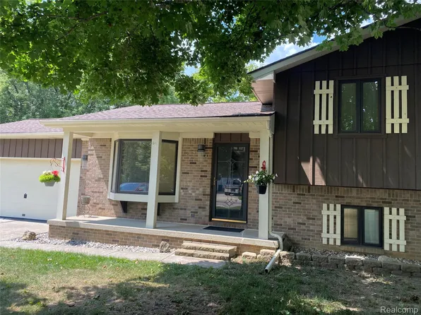 6050 Coventry Dr, Swartz Creek, MI 48473