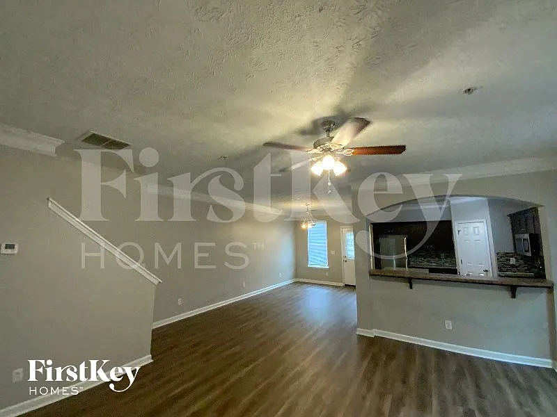 3 bed, 2.5 bath, 1938 sqft, $2,305 — Photo 4