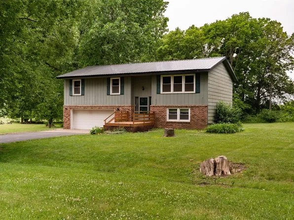 8636 Prairie Trl, Bloomington, IL 61705