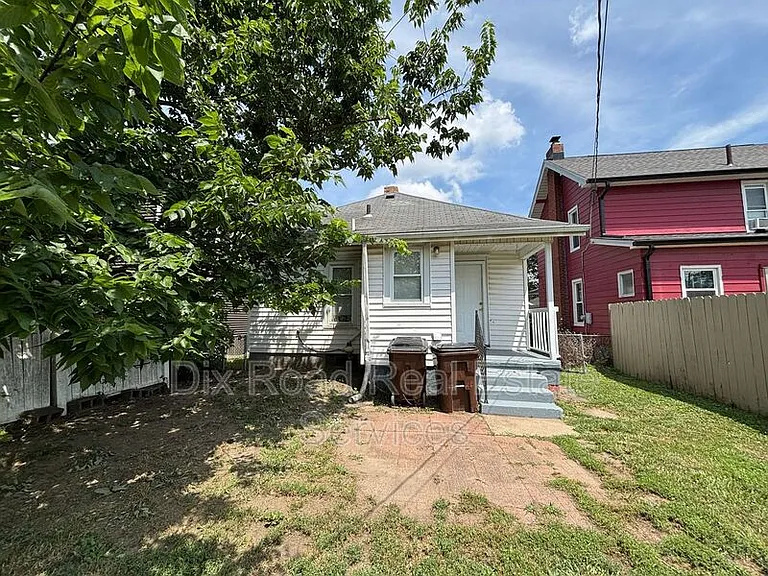 708 Elwood St — Photo 3
