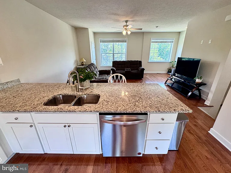 1008 Wicklow Dr — Photo 9