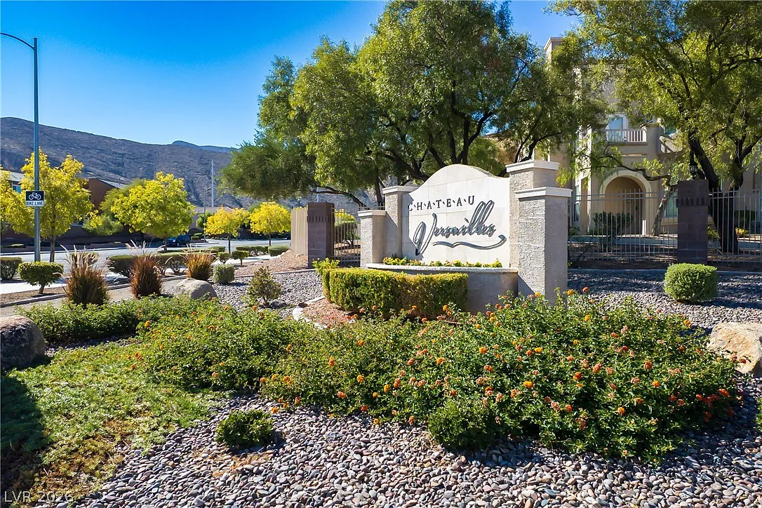 1 bed, 1.0 bath, 821 sqft, $1,350 — Photo 1