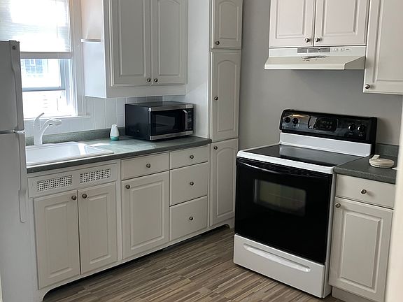 3rd image of 184 Cleveland Ave #3