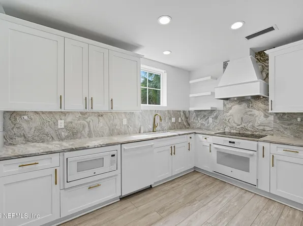 50 BEACH COTTAGE Lane, Atlantic Beach, FL 32233