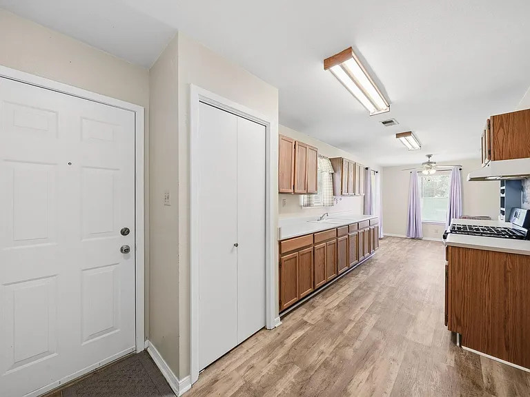 1017 Lions Park Dr — Photo 3
