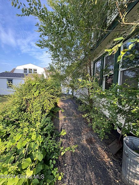 5th image of 305 Root Avenue