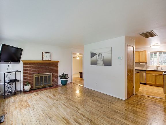 2nd image of 811 Woodlawn St