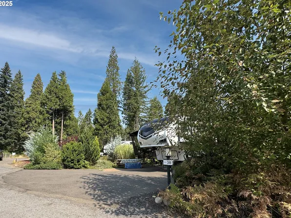 54432 McKenzie Hwy #38, Blue River, OR 97413