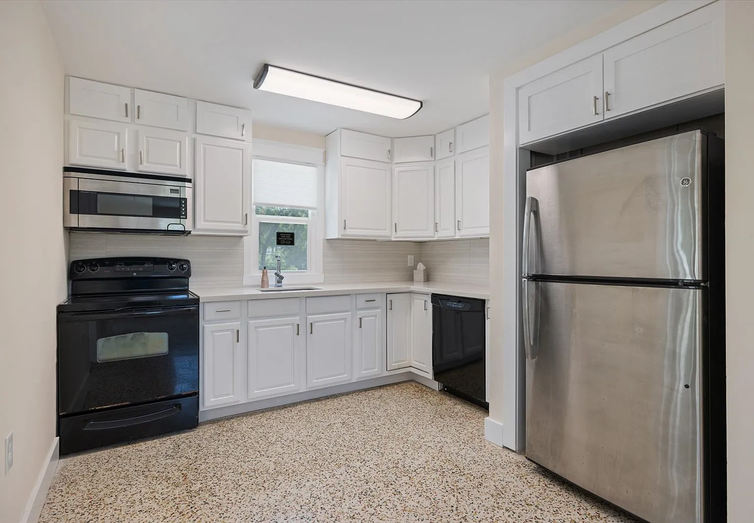 2 bed, 880 sqft, $2,100 — Photo 4