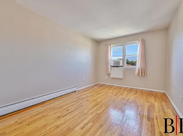 2078 Bergen Avenue image 7 of 25