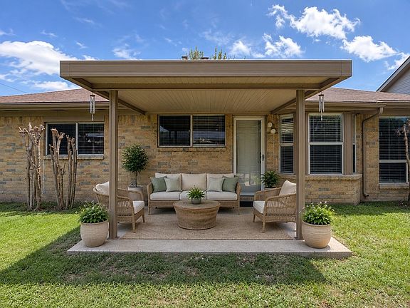 2nd image of 1206 Park Knoll Ln