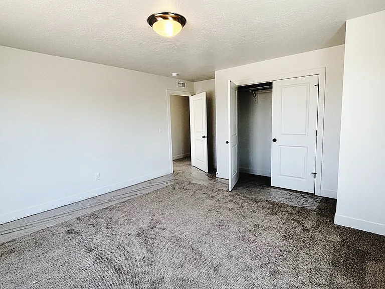 375 E 1600 N — Photo 28