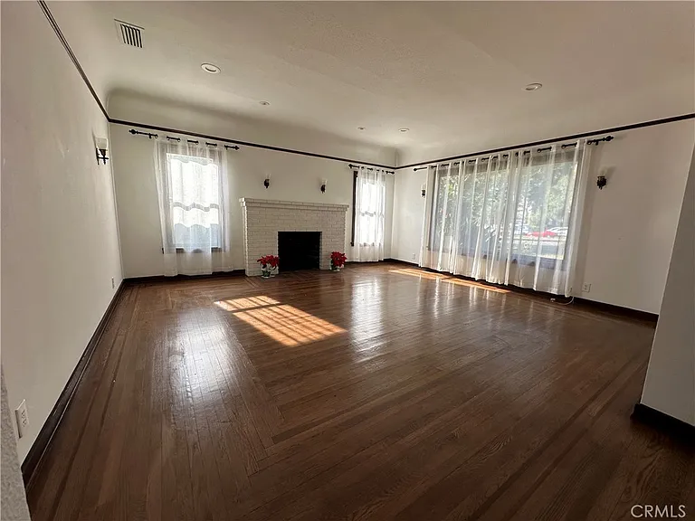 1054 N Euclid Ave — Photo 22