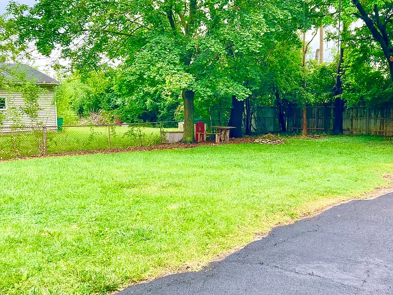 207 Village Rd — Photo 17