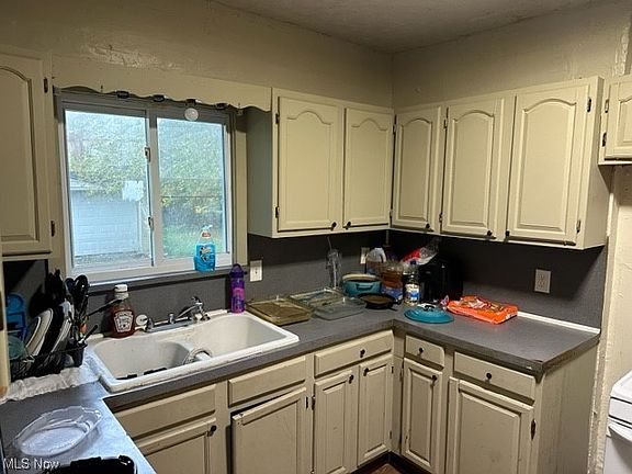 4th image of 11700 Angelus Ave