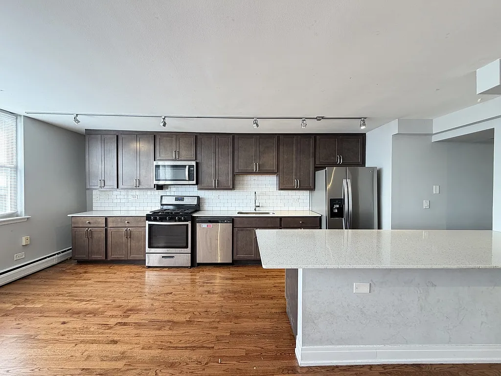 Attractive 2 Bed, 1 Bath at Sheridan + Broadway (Rogers Park) — Photo 3