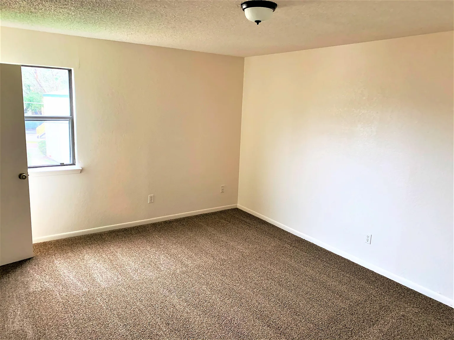 3409 Victoria Circle - 4 — Photo 3