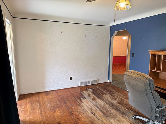 4th image of 24882 Wilmot Ave