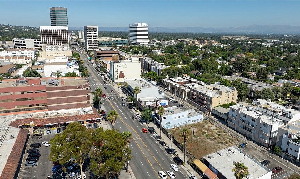 2nd image of 15027 Ventura Blvd Lot 9