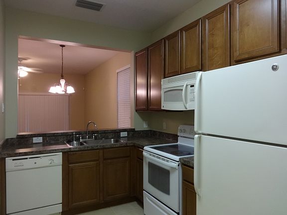 3rd image of 1410 Retreat View Cir