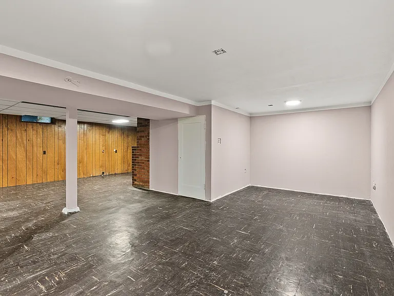 233 NE Holland St — Photo 23