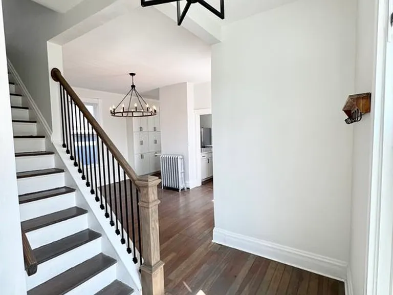 6828 Kenton Ave — Photo 2