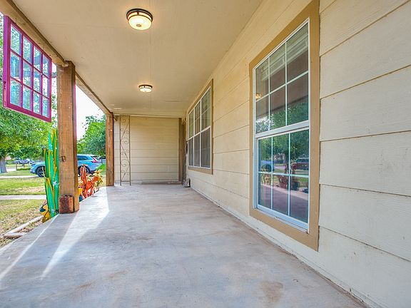 4th image of 317 River Oaks St