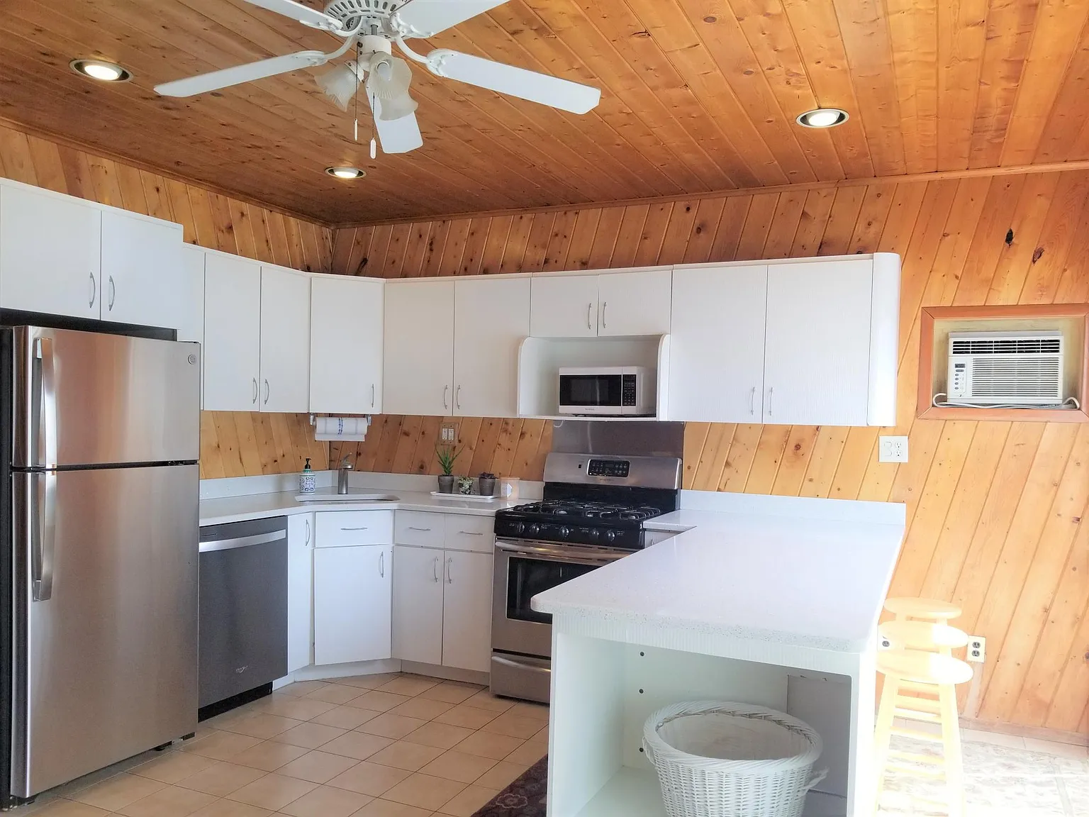 106 Monroe Blvd — Photo 2