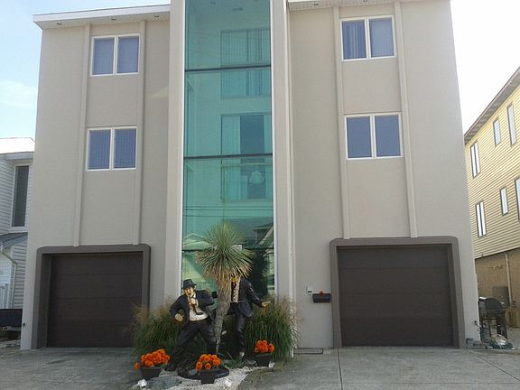 5000 sf of Family Fun : You cannot duplicate this size and location. 4 stories PLUS Garages for 4.5 