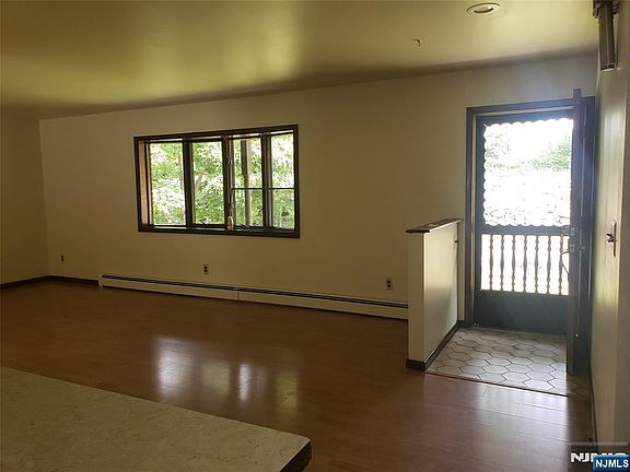 3rd image of 209 Macopin Rd