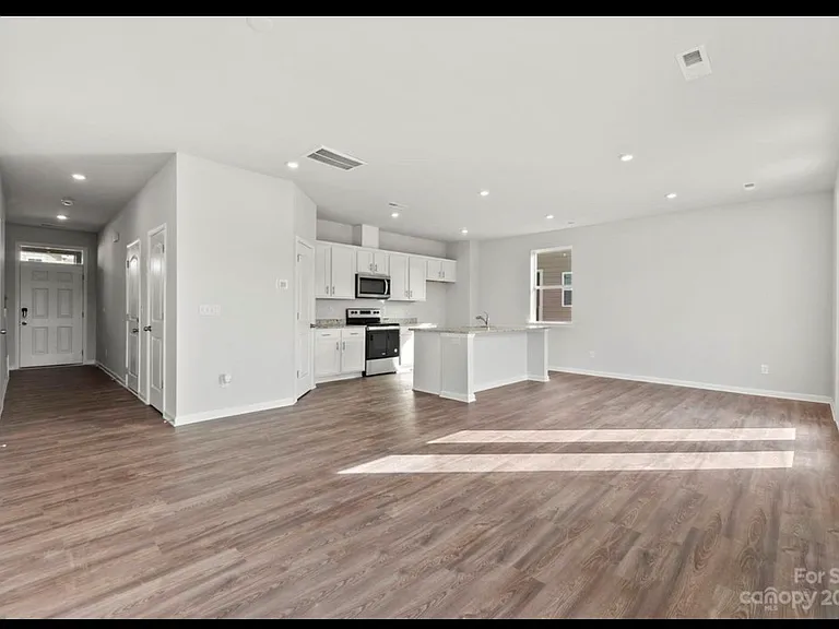 524 Sitka Dr — Photo 4