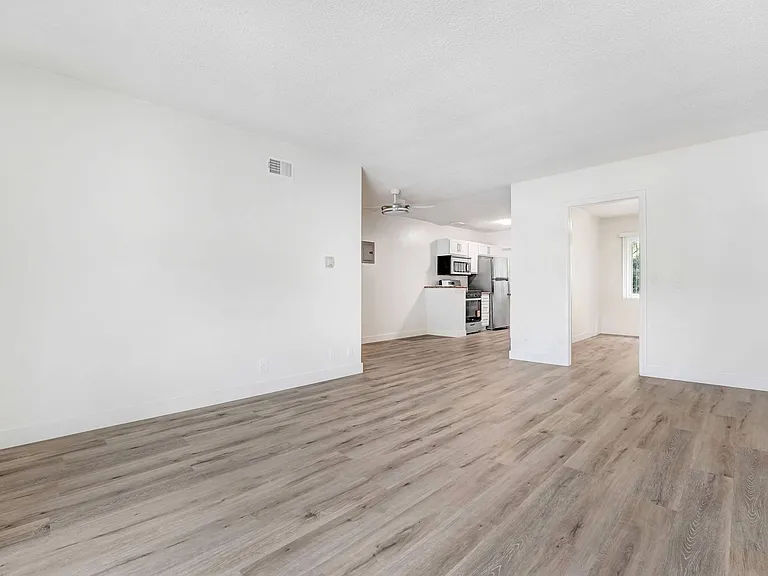 1545 North Laurel — Photo 3