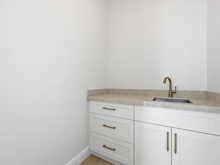 920 W Alfred St — Photo 7