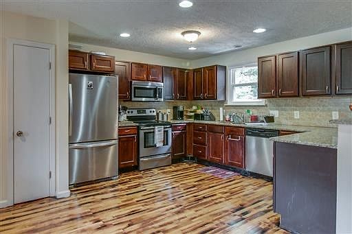 2nd image of 556 Castlegate Dr