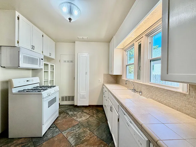 1941 4th Ave — Photo 16