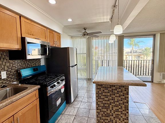 2nd image of 1617 N Poinsettia Pl #B628a1409