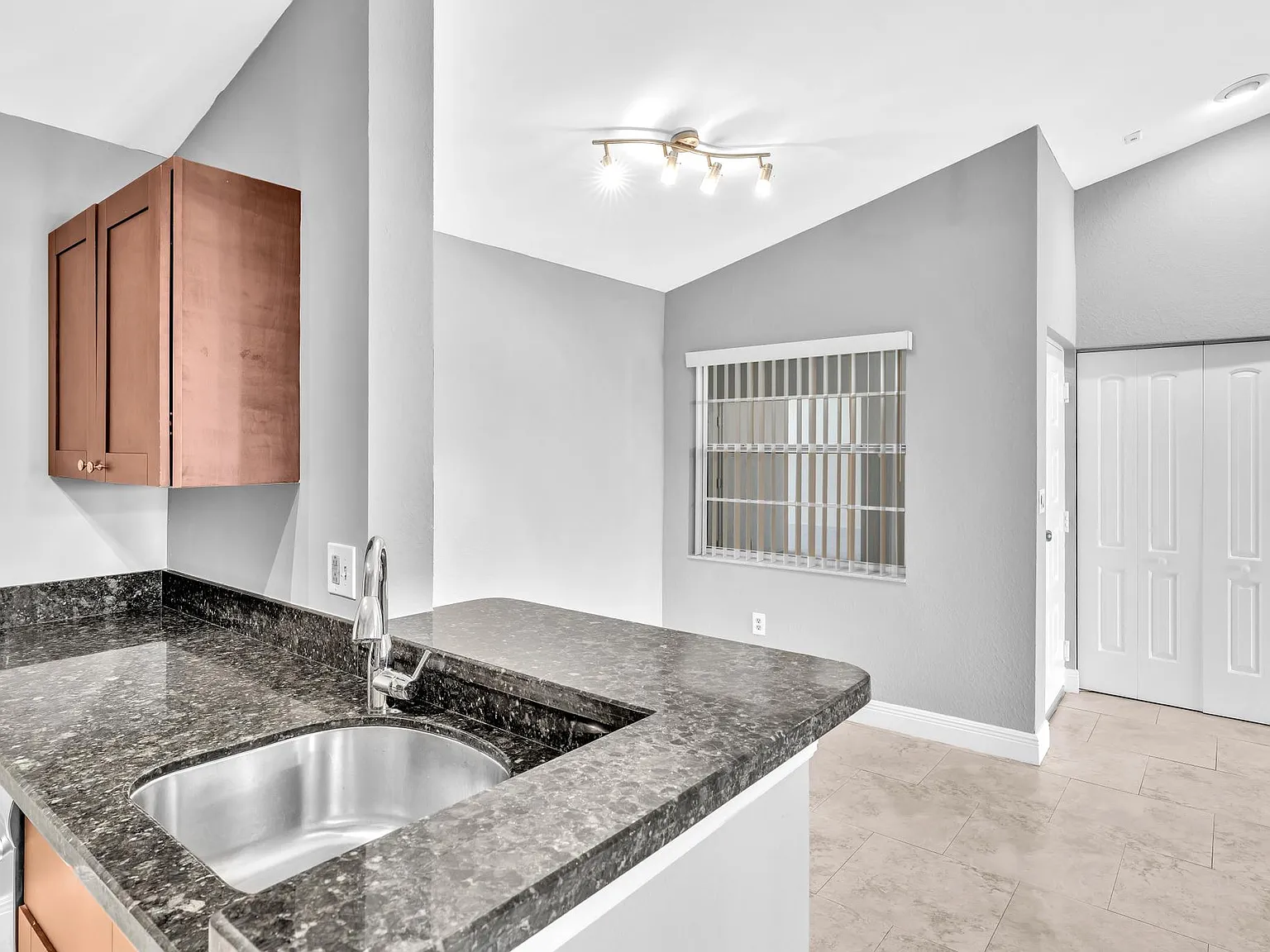 1 bed, 860 sqft, $1,995 — Photo 4
