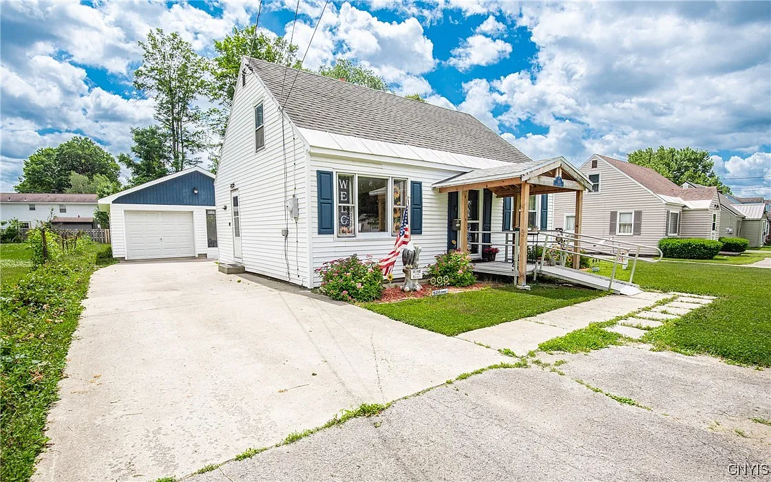 1719 N George St photo 1