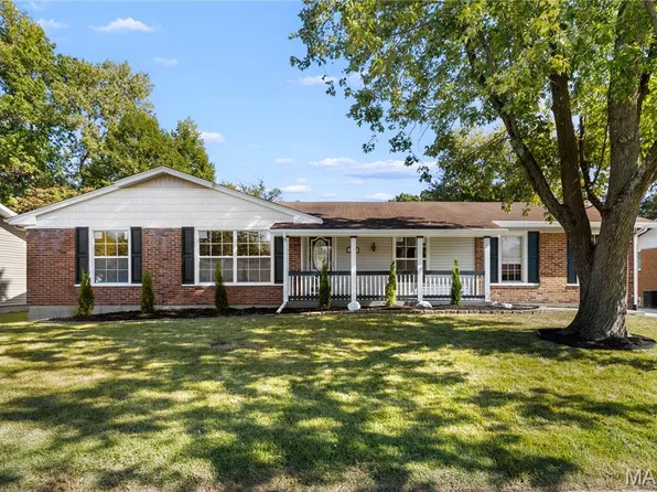 2878 Castleford Dr, Florissant, MO 63033